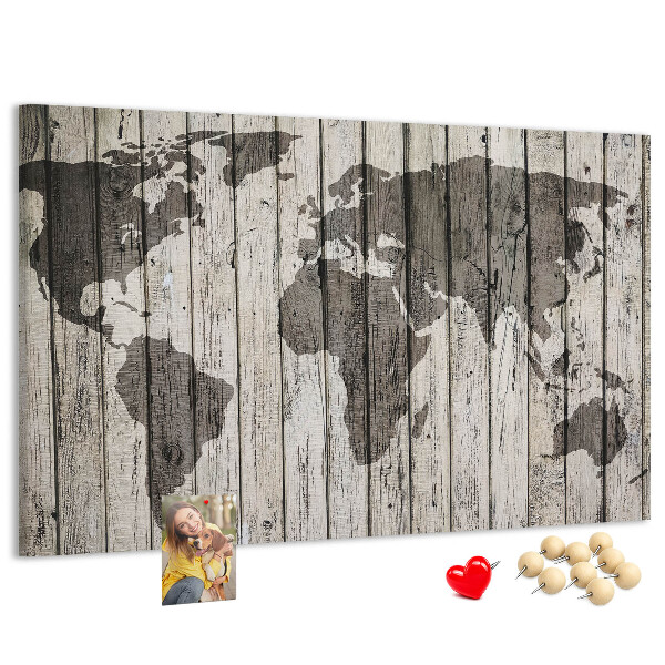 Bacheca in sughero con stampa di una mappa del mondo su sfondo di assi di legno