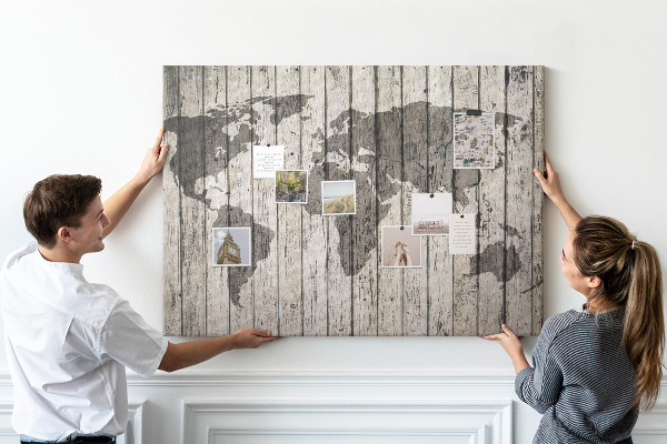 Bacheca in sughero con stampa di una mappa del mondo su sfondo di assi di legno