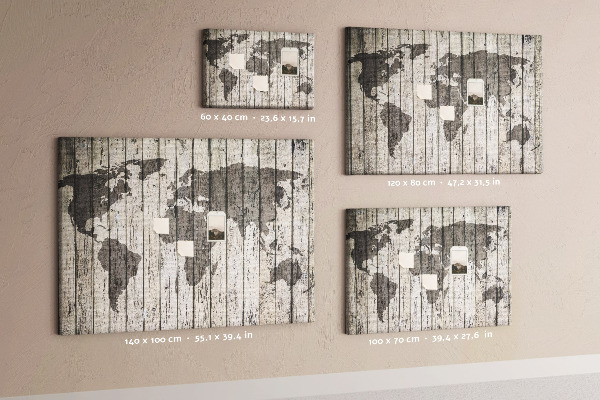 Bacheca in sughero con stampa di una mappa del mondo su sfondo di assi di legno