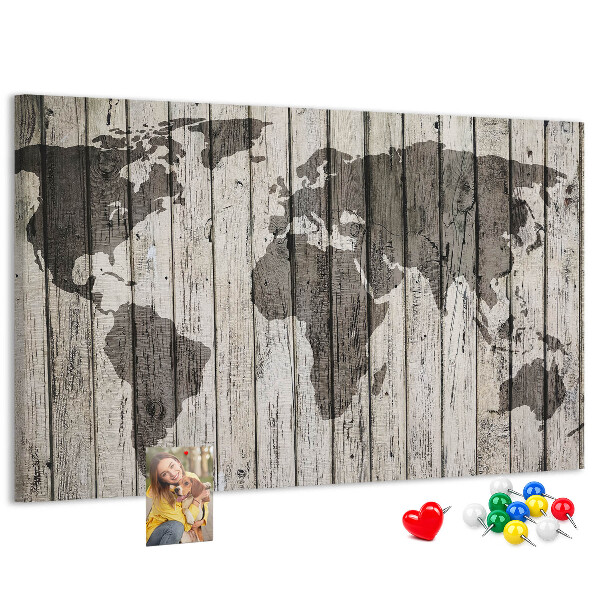 Bacheca in sughero con stampa di una mappa del mondo su sfondo di assi di legno