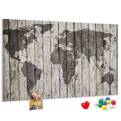 Bacheca in sughero con stampa di una mappa del mondo su sfondo di assi di legno