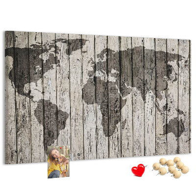 Bacheca in sughero con stampa di una mappa del mondo su sfondo di assi di legno