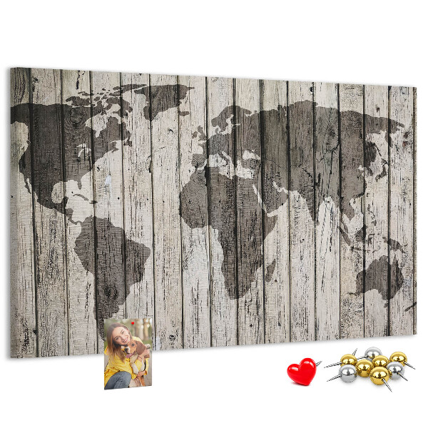 Bacheca in sughero con stampa di una mappa del mondo su sfondo di assi di legno
