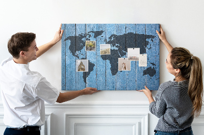 Bacheca in sughero con mappa del mondo su sfondo effetto legno