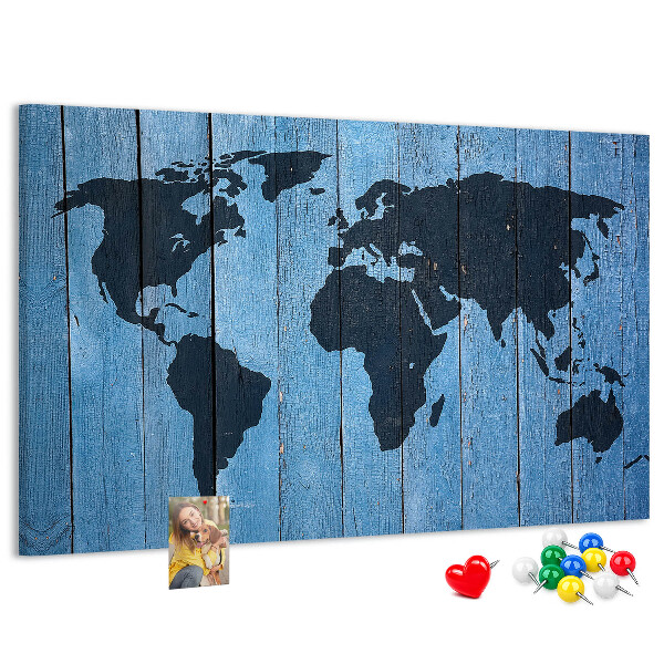 Bacheca in sughero con mappa del mondo su sfondo effetto legno