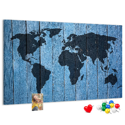 Bacheca in sughero con mappa del mondo su sfondo effetto legno
