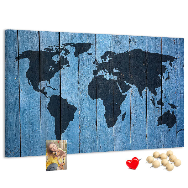 Bacheca in sughero con mappa del mondo su sfondo effetto legno