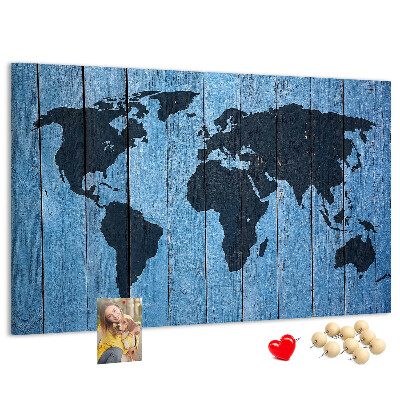 Bacheca in sughero con mappa del mondo su sfondo effetto legno
