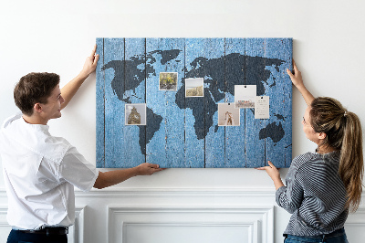 Bacheca in sughero con mappa del mondo su sfondo effetto legno