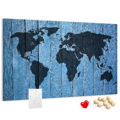 Bacheca in sughero con mappa del mondo su sfondo effetto legno