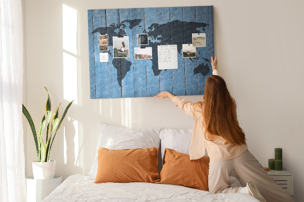 Bacheca in sughero con mappa del mondo su sfondo effetto legno
