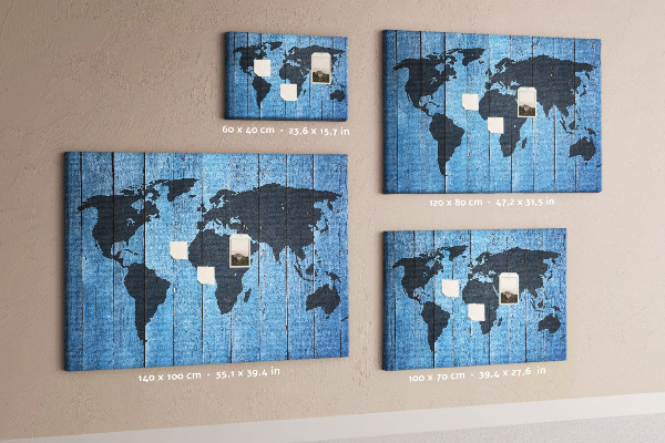 Bacheca in sughero con mappa del mondo su sfondo effetto legno