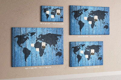 Bacheca in sughero con mappa del mondo su sfondo effetto legno