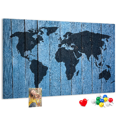 Bacheca in sughero con mappa del mondo su sfondo effetto legno