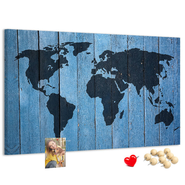 Bacheca in sughero con mappa del mondo su sfondo effetto legno