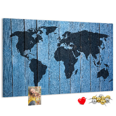 Bacheca in sughero con mappa del mondo su sfondo effetto legno