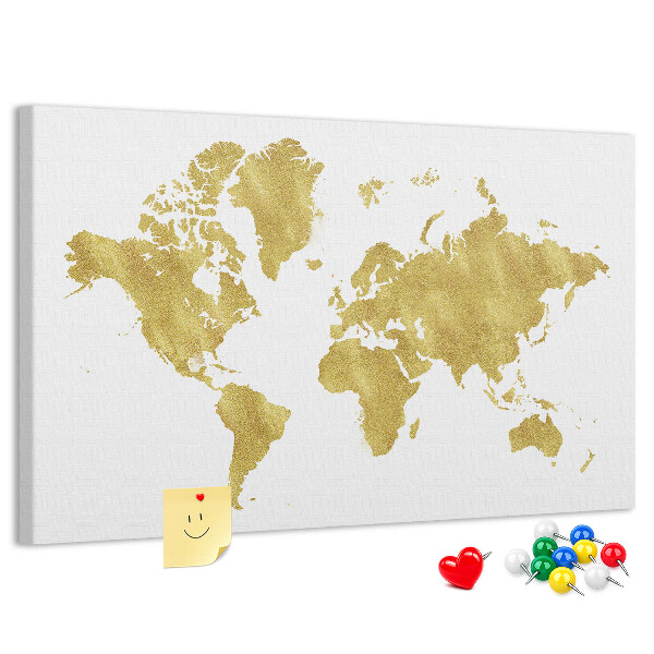 Lavagna di sughero con mappa del mondo dorata su sfondo bianco
