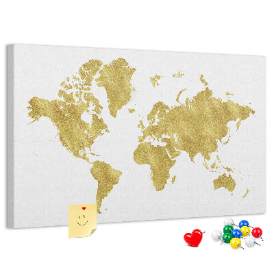 Lavagna di sughero con mappa del mondo dorata su sfondo bianco