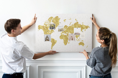 Lavagna di sughero con mappa del mondo dorata su sfondo bianco