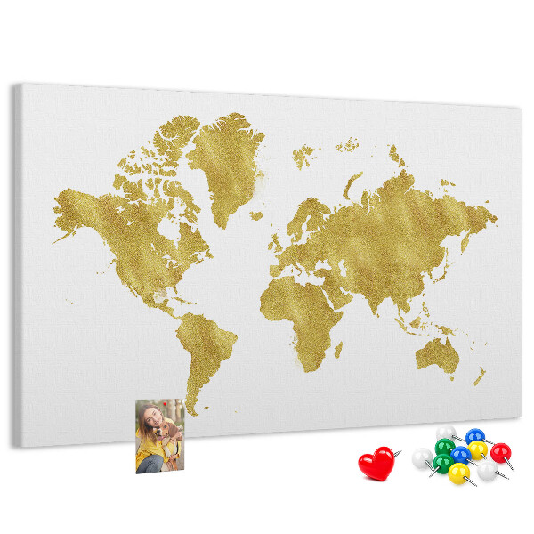 Lavagna di sughero con mappa del mondo dorata su sfondo bianco