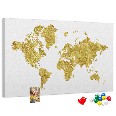 Lavagna di sughero con mappa del mondo dorata su sfondo bianco