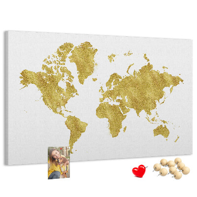 Lavagna di sughero con mappa del mondo dorata su sfondo bianco