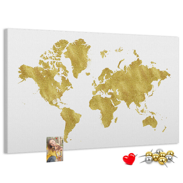 Lavagna di sughero con mappa del mondo dorata su sfondo bianco
