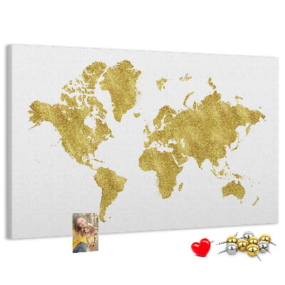 Lavagna di sughero con mappa del mondo dorata su sfondo bianco
