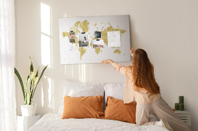 Lavagna di sughero con mappa del mondo dorata su sfondo bianco