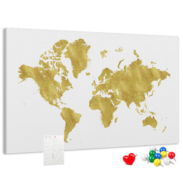 Lavagna di sughero con mappa del mondo dorata su sfondo bianco