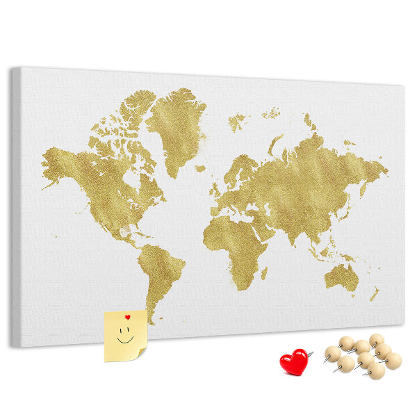 Lavagna di sughero con mappa del mondo dorata su sfondo bianco