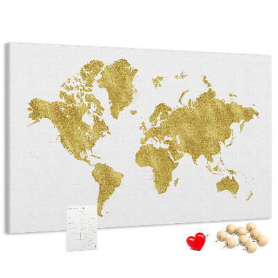 Lavagna di sughero con mappa del mondo dorata su sfondo bianco