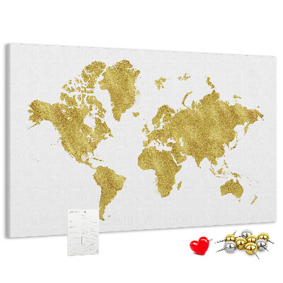Lavagna di sughero con mappa del mondo dorata su sfondo bianco