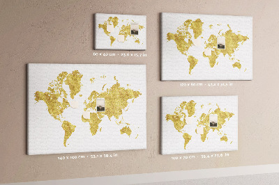 Lavagna di sughero con mappa del mondo dorata su sfondo bianco