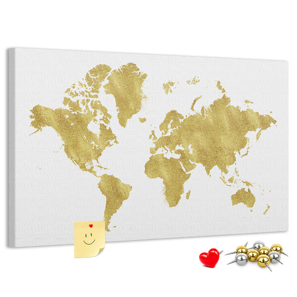 Lavagna di sughero con mappa del mondo dorata su sfondo bianco