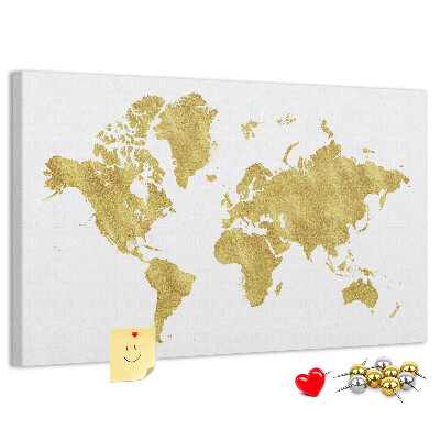 Lavagna di sughero con mappa del mondo dorata su sfondo bianco