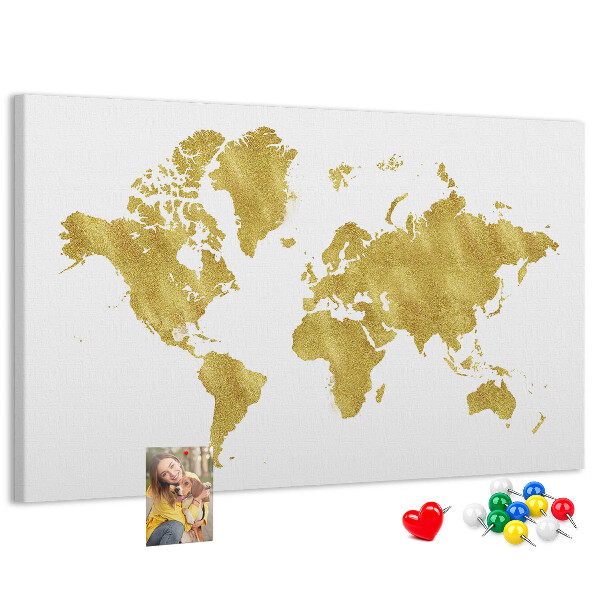 Lavagna di sughero con mappa del mondo dorata su sfondo bianco
