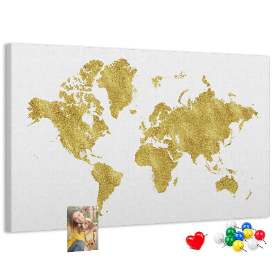 Lavagna di sughero con mappa del mondo dorata su sfondo bianco