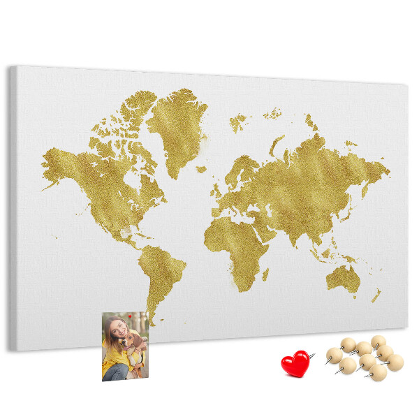Lavagna di sughero con mappa del mondo dorata su sfondo bianco