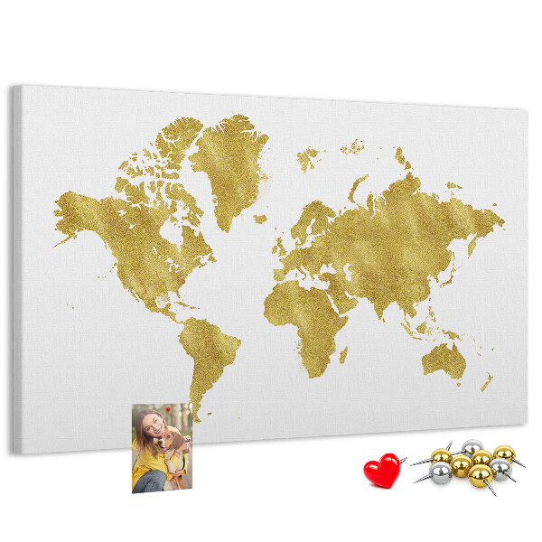Lavagna di sughero con mappa del mondo dorata su sfondo bianco