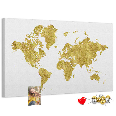 Lavagna di sughero con mappa del mondo dorata su sfondo bianco