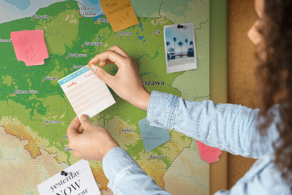 Bacheca in sughero con mappa della Polonia e Varsavia evidenziata