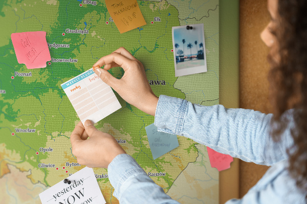Bacheca in sughero con mappa della Polonia e Varsavia evidenziata