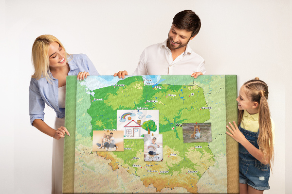 Bacheca in sughero con mappa della Polonia e Varsavia evidenziata