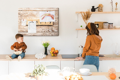 Bacheca in sughero con stampa decorativa di famiglia su sfondo di tavola in legno