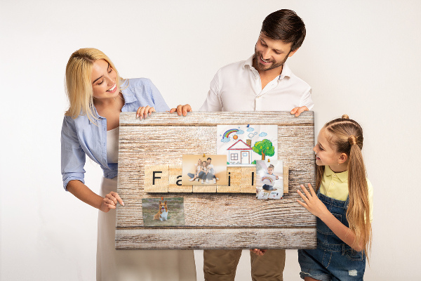 Bacheca in sughero con stampa decorativa di famiglia su sfondo di tavola in legno