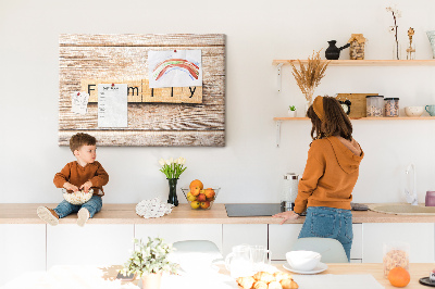 Bacheca in sughero con stampa decorativa di famiglia su sfondo di tavola in legno