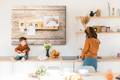 Bacheca in sughero con stampa decorativa di famiglia su sfondo di tavola in legno