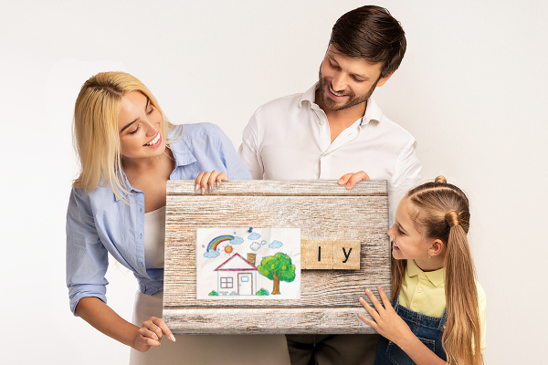 Bacheca in sughero con stampa decorativa di famiglia su sfondo di tavola in legno