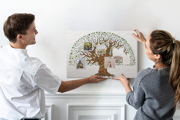 Bacheca in sughero con rami d'albero intrecciati e foglie